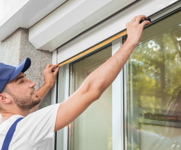 Rollladen Rudolf – Techniker vermisst ein Fenster mit Rollladen für die Reparatur